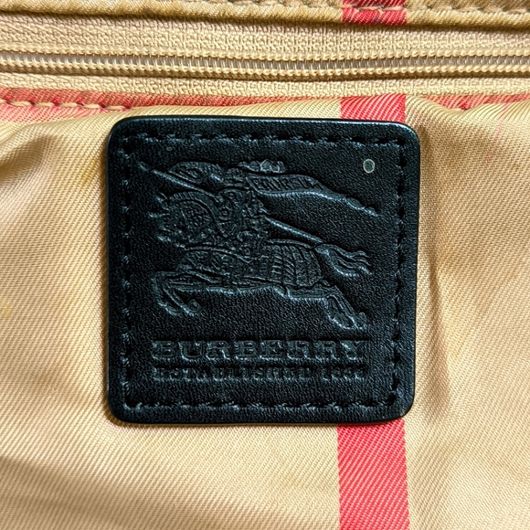 Burberry Buckleigh nylon tote bag with leather trim in dark red - Picture 14 of 15